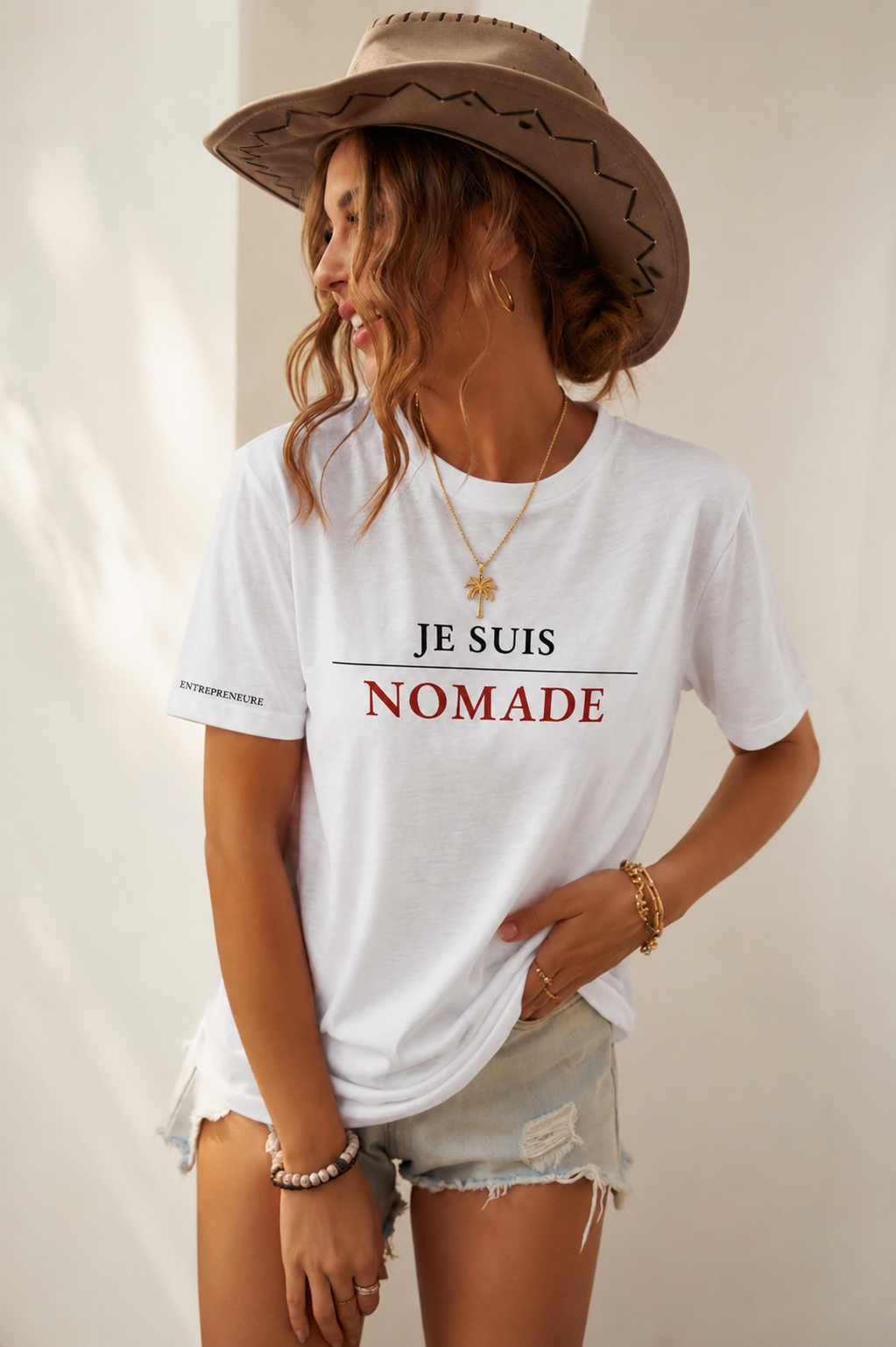Femme portant le t-shirt "Je suis nomade" avec casquette – Collection La Femme Entrepreneure