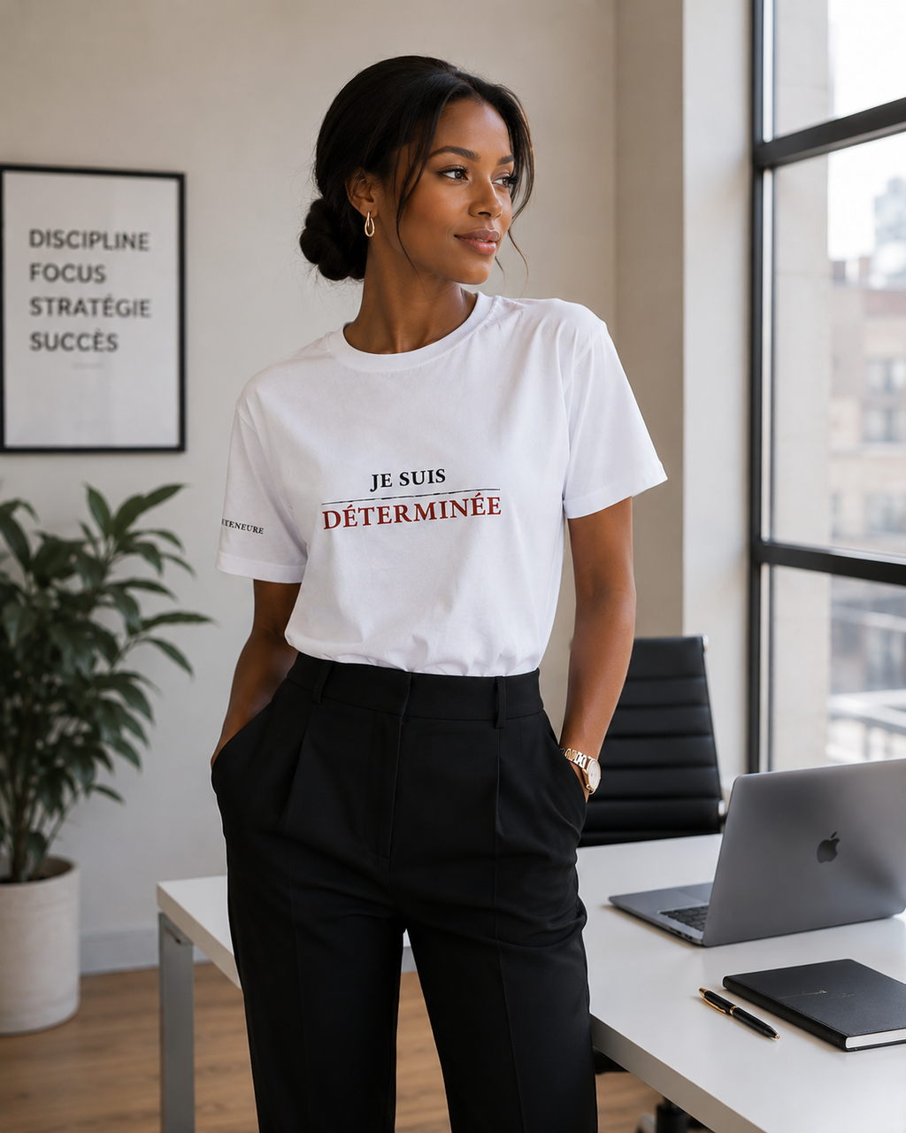 Femme entrepreneure portant le t-shirt Je suis Déterminée dans un bureau moderne