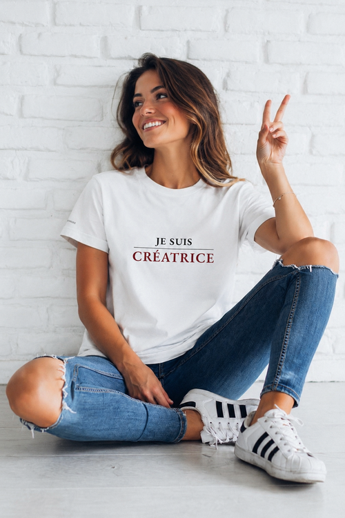 Femme portant le t-shirt « Je suis Créatrice » de La Femme Entrepreneure