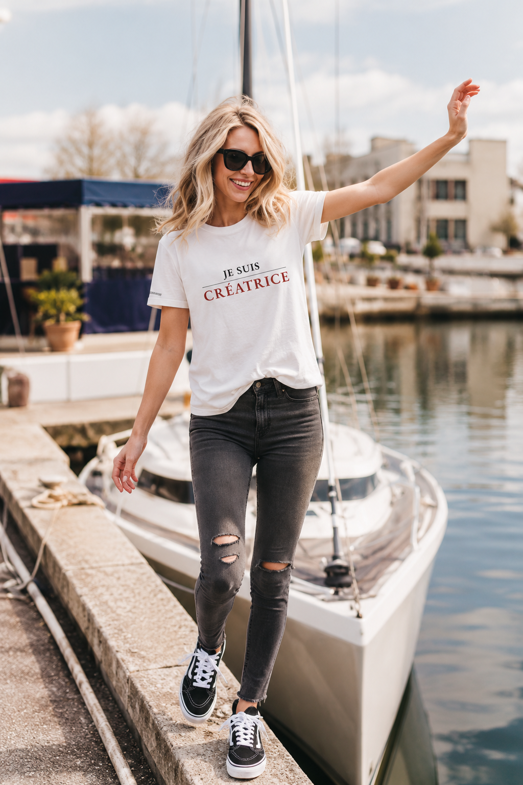 Femme portant le t-shirt « Je suis Créatrice » au bord d'une marina