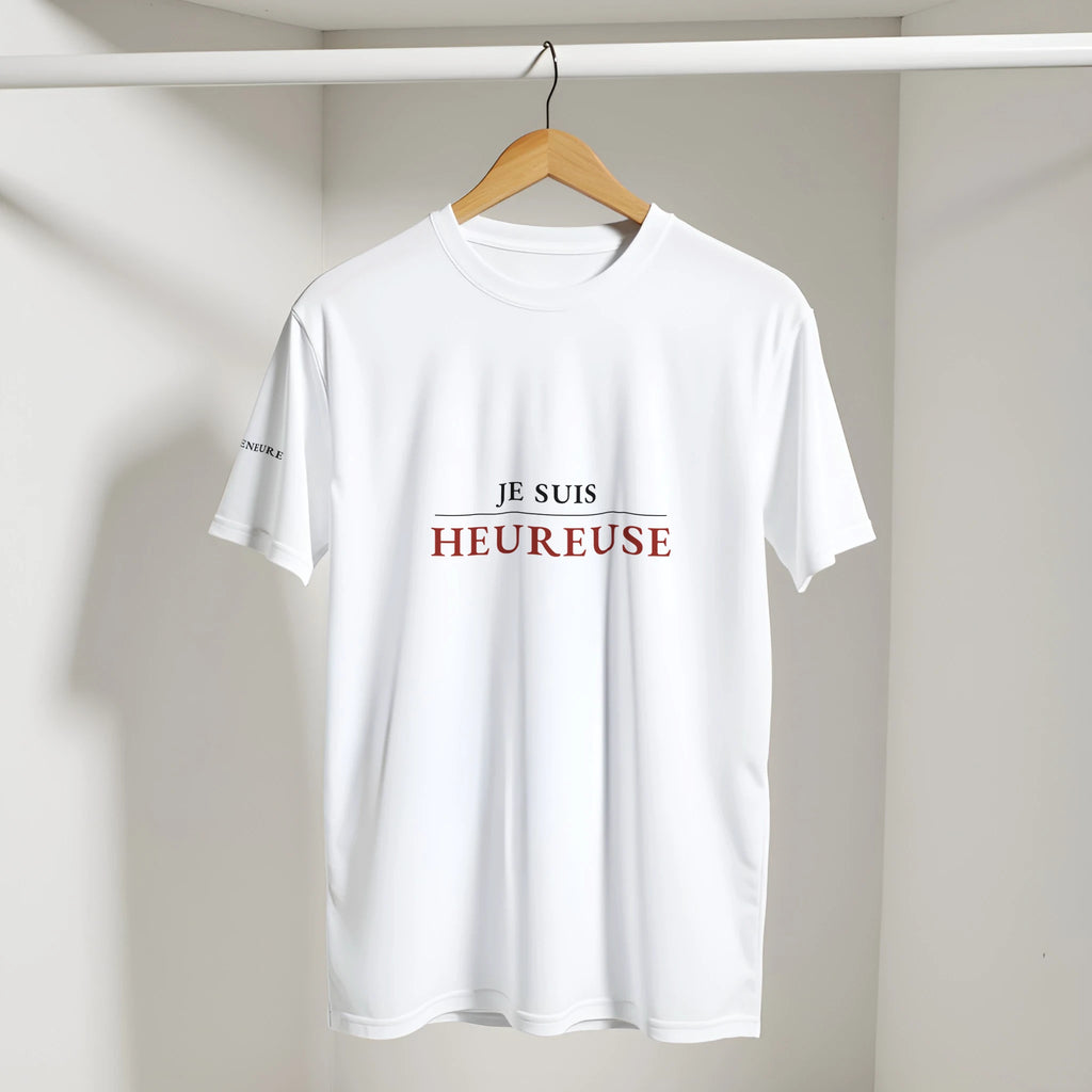 T-shirt blanc "Je suis heureuse" présenté sur cintre - La Femme Entrepreneure