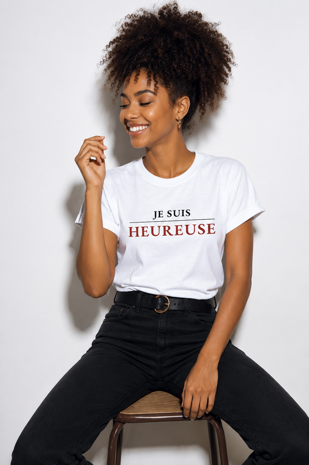 Femme portant le t-shirt blanc "Je suis heureuse" de La Femme Entrepreneure