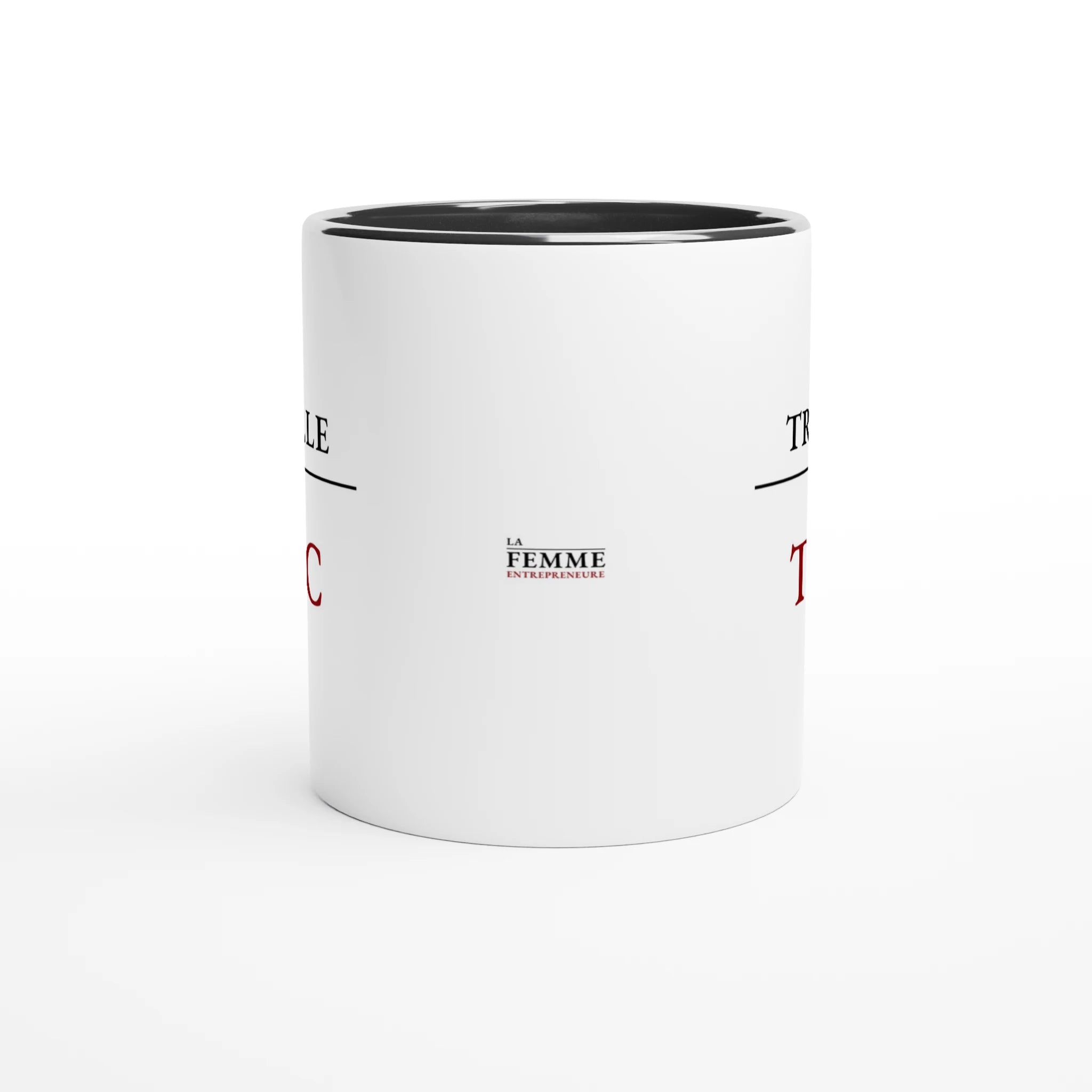Vue arrière du mug Je travaille sur un truc