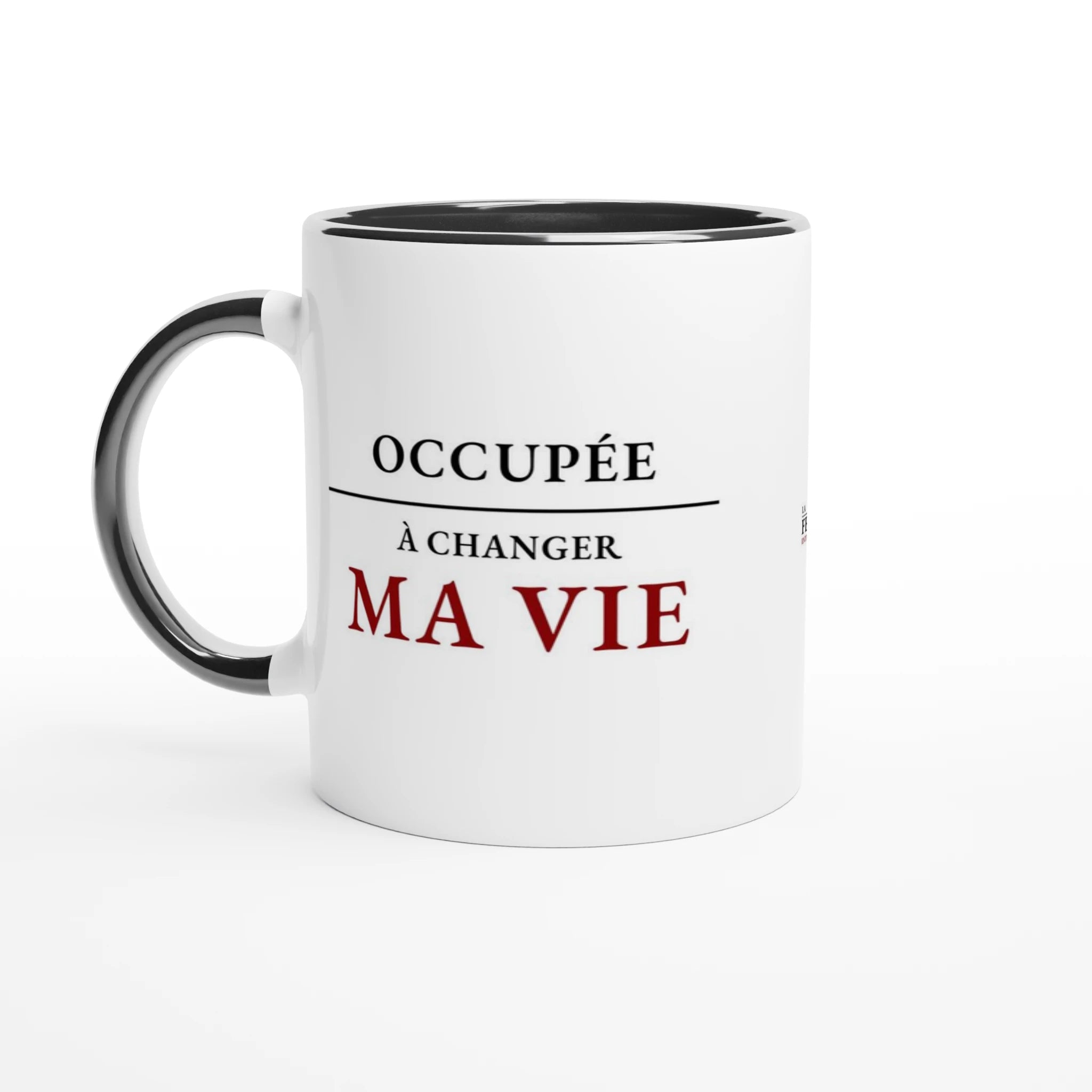 Mug en céramique « Occupée à changer ma vie » - vue en angle pour femme entrepreneure.